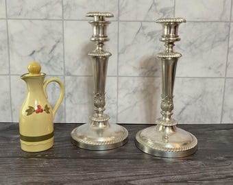 Par de candelabros vintage de latón plateado estilo victoriano. 11,5 pulgadas de alto.