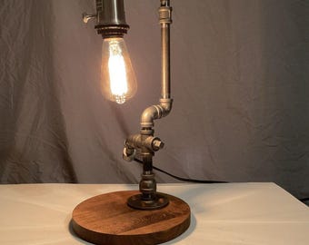 Lámpara de tubo industrial artesanal con bombilla Edison, ABCD Custom Lamps. 50 cm de alto.