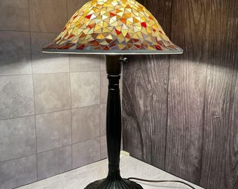 Lámpara de mesa estilo Tiffany. 14” de alto. Pantalla colorida de 13” de diámetro.