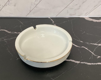 Cendrier Ultima avec bord doré en porcelaine blanche. 4,5 de diamètre, 1 hauteur