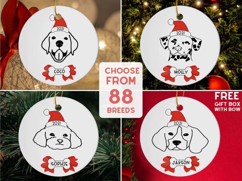 Pu&ograve; includere: Quattro addobbi natalizi in ceramica bianca con illustrazioni in bianco e nero di cani che indossano cappelli da Babbo Natale. Ogni addobbo ha un fiocco rosso con un osso al centro e un nome personalizzato sotto. Gli addobbi sono esposti su uno sfondo rosso e verde con il testo "CHOOSE FROM 88 BREEDS" e "FREE GIFT BOX WITH BOW".
