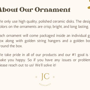 Pu&ograve; includere: Testo su un'azienda di ornamenti in ceramica. Il testo recita "About Our Ornament" e include informazioni sulla qualit&agrave; degli ornamenti e sul confezionamento. Il testo include anche il nome dell'azienda "JC Keepsakes".