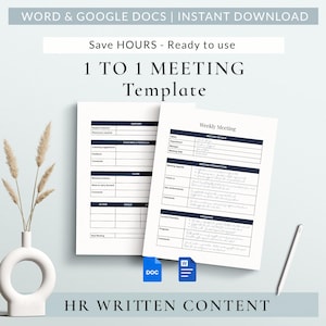 Peut inclure: Deux documents blancs avec une bordure bleue, intitulés "1 TO 1 MEETING Template" et "Weekly Meeting". Les documents sont sur un fond bleu clair. L'image comprend également un stylo blanc, un vase blanc avec des plantes séchées et le texte "WORD & GOOGLE DOCS | INSTANT DOWNLOAD".