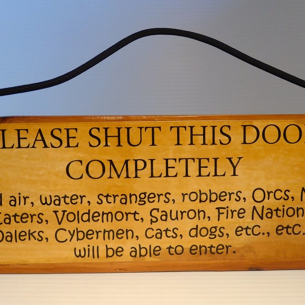 Please shut this door completely... - Wooden Sign