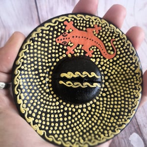 Verbrennen Sie runden Terrakotta-Räucherstäbchen, handbemalt mit verschiedenen Mustern. Für Räucherstäbchen, eritreisches Papier, weißer Salbei, Palo Santo