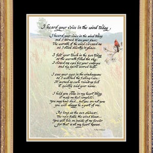 Puede incluir: Un poema enmarcado con fondo negro y un marco beige. El poema está escrito en letra cursiva y presenta un pájaro cardenal en una rama. El poema dice "Oí tu voz en el viento hoy... mientras estaba de pie en silencio en su lugar. Sentí tu toque en el sol hoy... y mi espíritu se elevó. Vi tus ojos en el ventanal... dijo tu nombre en voz baja. Te abracé en mi corazón hoy... siempre serás parte de mí. Mientras el sol brille... Vivirás dentro de mí para siempre porque eso es todo lo que mi corazón sabe. Autor desconocido"