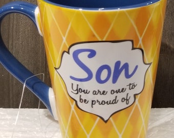 Son Kaffeebecher im Cafe-Stil mit Vers auf Vorderseite gelb und blau