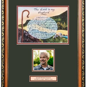 Peut inclure: Cadre avec le Psaume 23, représentant une crosse de berger et un mouton dans un paysage. Comprend un portrait et une plaque commémorative. Le cadre est marron avec des détails dorés. Le texte est en anglais.