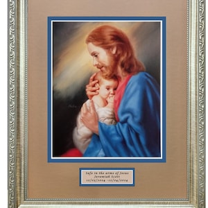 Cuadro conmemorativo de Jesús sosteniendo al bebé, enmarcado a medida, personalizado. A salvo en los brazos de Jesús.