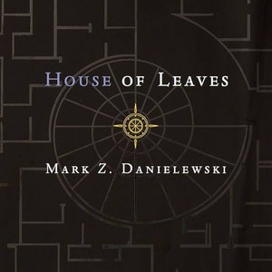 Könnte beinhalten: Ein schwarzer und weißer Buchumschlag mit dem Titel "House of Leaves" in blauer Schrift und dem Namen des Autors "Mark Z. Danielewski" in weißer Schrift. Der Umschlag zeigt ein goldenes Kompassdesign auf schwarzem Hintergrund.