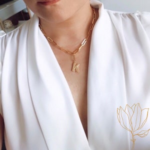 Cadena de clips chapados en oro con letra inicial