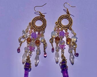 Brincos de lustre com ponta de quartzo roxo, brincos pendentes dourados estilo boho, brincos statement de cristal, joias celestiais e místicas, brincos para festivais.