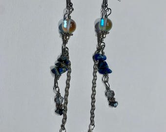 Brincos místicos de lápis-lazúli e quartzo transparente | Joias pendentes boho com contas de vidro iridescente