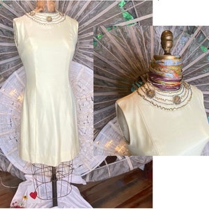 Vintage 1960er Jahre Creme Perlen Cocktailkleid - Ärmelloses Etui Mini Mod Bugle Perlen Kragen Ausschnitt Formelle Party Baumwolle Leinen