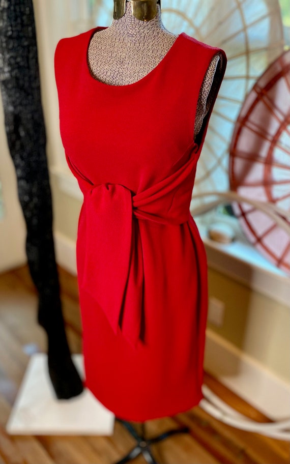 Poppy Red Bow Sheath Dress Scoop Neck Sleeveless Darts - Sharagano size 10 Fabulous Fashionable Classy