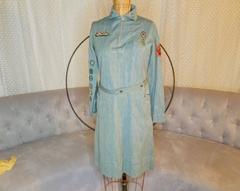Uniforme oficial de las Girl Scouts de finales de la década de 1930 con bufanda y cinturón - Insignias y alfileres. Vestido vintage de las Girl Scouts en azul y gris.