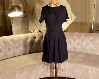 Abito corto a maniche corte a pois blu navy vintage anni '60, colletto a contrasto, plissettato, fatto a mano, blu e bianco
