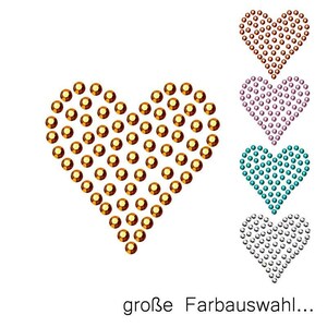Könnte beinhalten: Fünf herzförmige Designs aus Strasssteinen in verschiedenen Farben: Gold, Orange, Pink, Türkis und Silber. Der Text "große Farbauswahl..." befindet sich unter den Herzen.