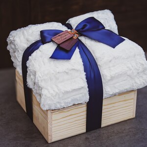 Caja de lujo personalizada para inauguración de casa: café artesanal, caja de regalo de madera grabada a medida con manta / Regalo para nuevo hogar / Regalo inmobiliario imagen 10