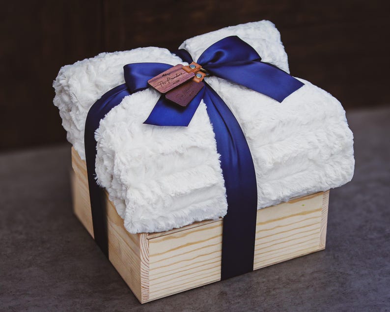 Caja de lujo personalizada para inauguración de casa: café artesanal, caja de regalo de madera grabada a medida con manta / Regalo para nuevo hogar / Regalo inmobiliario imagen 10