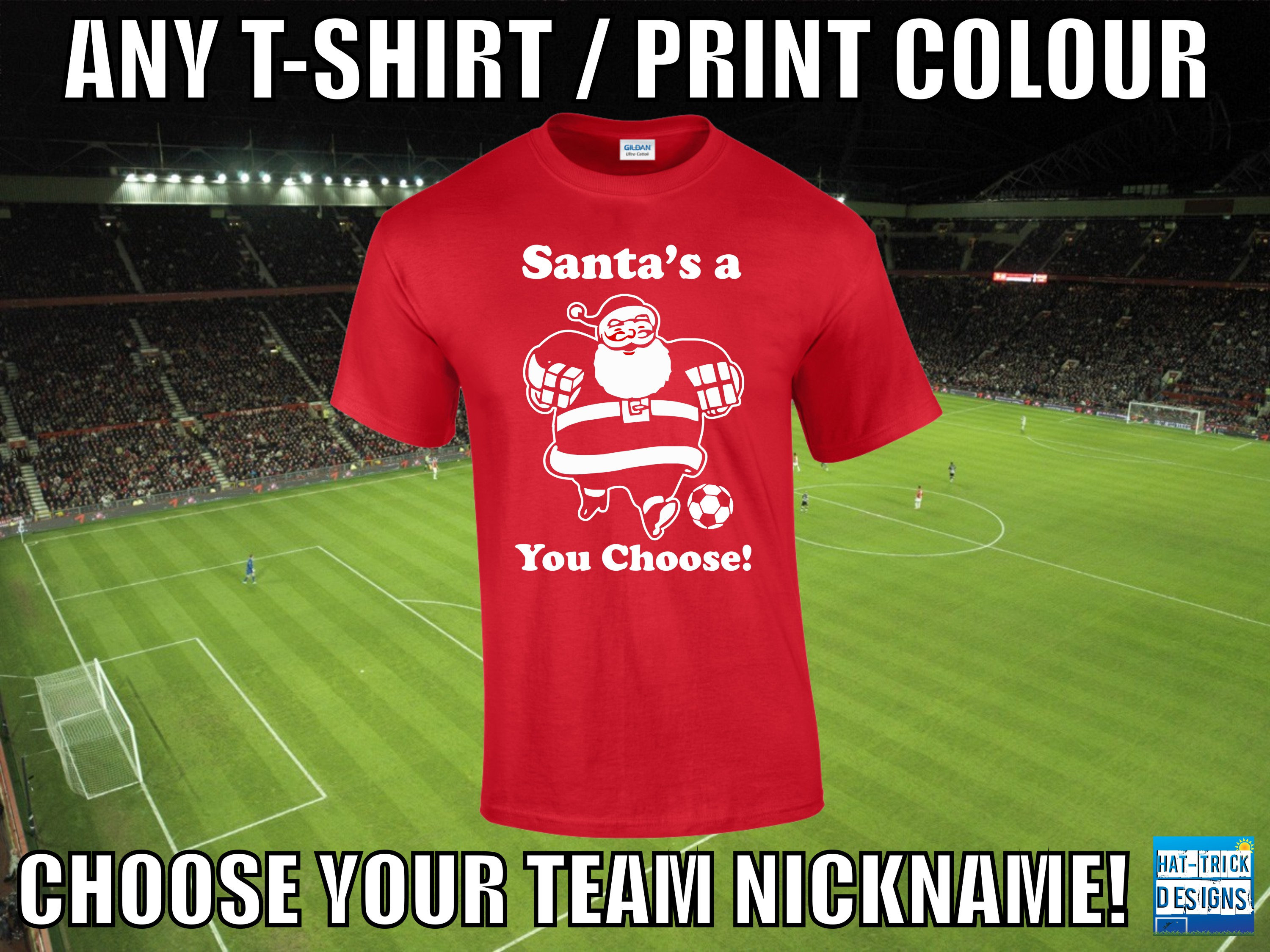 Pode incluir: Camiseta vermelha com um gráfico branco do Papai Noel jogando futebol. O texto na camiseta diz "Santa's a You Choose!" e "Choose Your Team Nickname!"