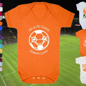 LUTON TOWN Football BABYGROW Bodysuit Sleep Vest Short Sleeve Romper Gift-Premature to 2-3yrs-18 colours-100% Cotton-Unisex/Boys/Girls-Daddy