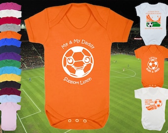 LUTON TOWN Football BABYGROW Bodysuit Sleep Vest Short Sleeve Romper Gift-Premature to 2-3yrs-18 colours-100% Cotton-Unisex/Boys/Girls-Daddy