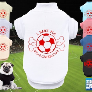 Könnte beinhalten: Hunde-T-Shirts in verschiedenen Farben, darunter Weiß, Schwarz, Blau, Rosa und Beige. Jedes Shirt zeigt eine Fußballgrafik mit dem Text "I Bark for Middlesbrough" oder "Middlesbrough Ruffian". Ein Mops trägt ein schwarzes Shirt.