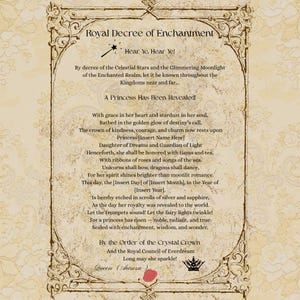 Puede incluir: Un pergamino decorativo con bordes ornamentados y texto. El texto dice "Decreto Real de Encantamiento" y detalla la revelación de una princesa. Incluye una corona y una ilustración de rosa. El estilo es vintage.