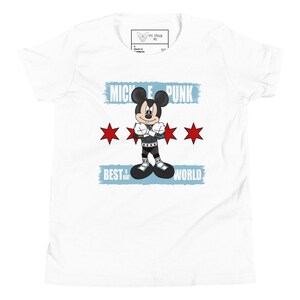Könnte beinhalten: Weißes T-Shirt mit einem blauen und weißen Motiv von Mickey Mouse, der als Wrestler verkleidet ist. Das Motiv enthält den Text "Mickey Punk" und "Best in the World" mit drei roten Sternen.