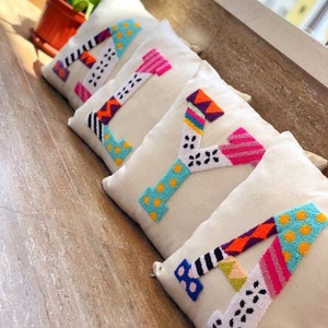 Funda de almohada con letras de punto de punzonado hecha a mano / Almohada de letras multipatrón boho / Punzón de aguja lindo / Fundas de almohada