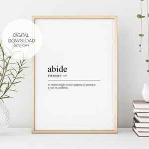 Puede incluir: Impresión enmarcada con la palabra «abide» y su definición. El diseño es minimalista, con un marco dorado. Un círculo blanco con el texto «DESCARGA DIGITAL 50% DE DESCUENTO» está en la esquina superior izquierda. Un jarrón con vegetación está a la izquierda.