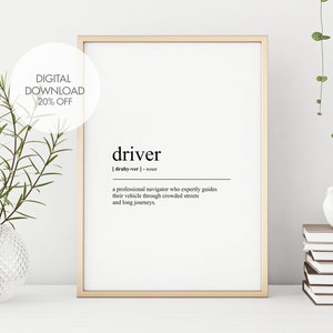 Peut inclure: Impression encadrée avec la définition du mot "driver" en noir sur fond blanc. La définition décrit un navigateur professionnel. Une offre de téléchargement numérique est visible. L'impression est dans un cadre doré.