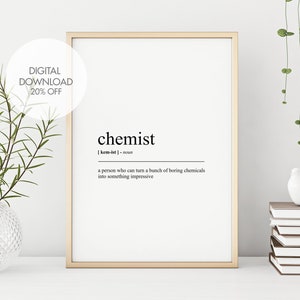 Könnte beinhalten: Ein druckbarer digitaler Download einer minimalistischen Schwarzweißdefinition des Wortes "Chemiker". Die Definition lautet: "Eine Person, die eine Menge langweiliger Chemikalien in etwas Beeindruckendes verwandeln kann."