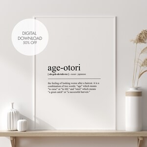 Könnte beinhalten: Gerahmter Druck mit dem japanischen Wort "age-otori" und seiner Definition. Das Design ist minimalistisch auf weißem Hintergrund. Ein weißer Kreis mit "DIGITAL DOWNLOAD 50% OFF" befindet sich oben links. Der Druck befindet sich auf einem Holzregal.