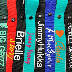 Etiqueta de equipaje bordada personalizada: Etiqueta personalizada para bolsa con cierre a presión o con alambre.