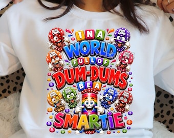 In un mondo pieno di stupidi, sii intelligente / Divertente design per maglietta con caramelle / Mascotte Smartie PNG / Design colorato per sublimazione / Parodia