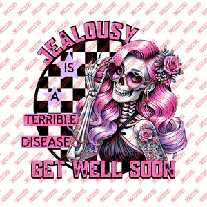Puede incluir: Un esqueleto rosa y morado con una calavera que lleva gafas de sol en forma de corazón y un top negro. El esqueleto tiene un tatuaje en su brazo. El texto "Jealousy is a terrible disease Get Well Soon" está escrito en letras rosas sobre un fondo a cuadros blanco y negro.