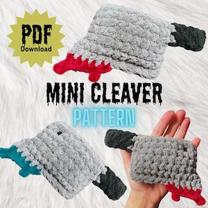 Può includere: Tre giocattoli di peluche mini mannaia all'uncinetto in grigio con diversi accenti di colore. Le mannaie sono tenute in una mano. Il testo "MINI CLEAVER PATTERN" è visualizzato sotto i giocattoli.
