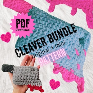 Può includere: Un pacchetto di schemi all'uncinetto per un coltello da macellaio e un coltello da macellaio mini. Lo schema include istruzioni per realizzare un coltello da macellaio rosa e blu e un coltello da macellaio grigio con una goccia rossa. L'immagine include il testo "Cleaver Bundle Original + mini PATTERN" e un pulsante di download PDF.