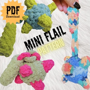 Könnte beinhalten: Ein Häkelmuster für ein Mini-Flegelspielzeug. Das Muster enthält Anweisungen zum Herstellen eines grün-blauen Flegels, eines grün-rosa Flegels und eines blau-rosa Flegels.