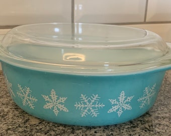 1950s vintage Pyrex snowflake oval casserole dish