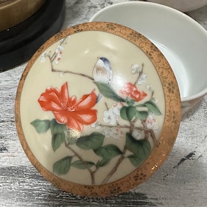 Japanese Porcelain Trinket Box Vide Poche painted birds and flowers with tilted gold