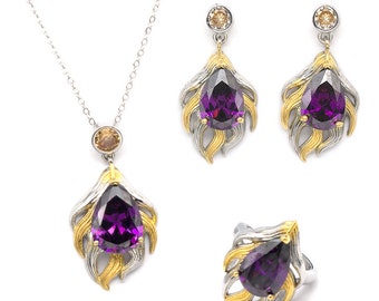 Ensemble collier et boucles d'oreilles plaqués rhodium et or bicolores avec pendentif en zircone cubique violette.