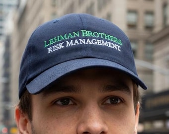 Czapka Lehman Brothers Risk Management – haftowana czapka finansowa, gadżety z Wall Street, prezent z humorem finansowym