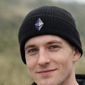 Ethereum ETH Broderad Mössa - Premium Vinterhuvudbonad för Blockchain-utvecklare och Kryptoinvesterare