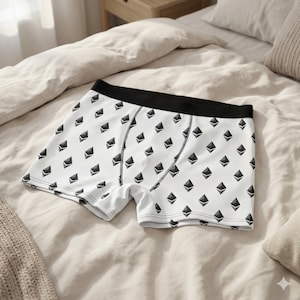 Peut inclure: Boxer blanc avec un motif répété de symboles Ethereum noirs. Le sous-vêtement a une ceinture noire et une conception confortable. Le vêtement est fait d'un tissu doux et respirant.