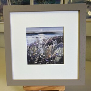 Sommerfelder und Isle of Arran | Qualitätsdruck gerahmte Kunst Grußkarte | Schottische Landschaft Seelandschaft Künstler | Fertig zum Aufhängen | Wandkunst