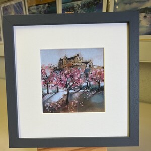 Princes Street Blüten Edinburgh Castle Schottland | Qualität gerahmte Kunst-Gruß-Karte | Schottische Landschaft Seelandschaft Künstler | Fertig zum Aufhängen