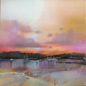 以下が含まれることがあります： ピンクとオレンジの空が夕暮れの海の風景を描いた絵画。水は穏やかで、空の色を映し出しています。遠くには帆船がいくつかあります。